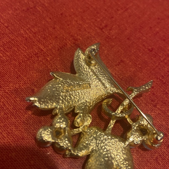 Signed Sarah Coventry Brooch-White enamel and blue berries - Picture 4 of 4